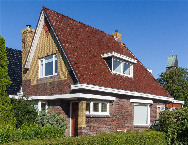 Het meest rechtse huis van vijf Van der Molen ontwerpen in de Kastanjelaan.
              <br/>
              Marcel Westhoff , sept. 2020
